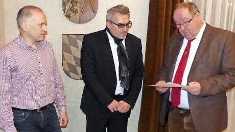 Alexander Roth (l.) legte sein Ratsmandat nieder. Bürgermeister Alfred Kolenda (r.) vereidigte als Nachrücker von der UKW-Liste Stefan Kollerer als neues Stadtratsmitglied. Foto: Klaus-Peter Wulf