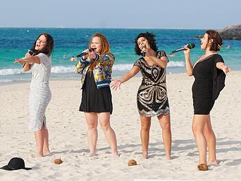 Carolin Bäz-Dölle (rechts) mit drei weiteren Kandidatinnen bei ihrem Auftritt vor der DSDS-Jury am Strand von Dubai Foto: RTL / Stefan Gregorowius