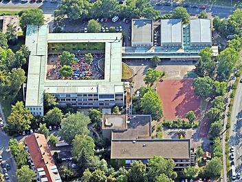 Seit über 50 Jahren in Bamberg-Ost: Das Dientzenhofer-Gymnasium ist zum Gegenstand einer Verlagerungsdebatte geworden - auch in Hirschaid.  Archivfoto: Ronald Rinklef