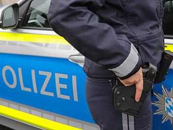 Mit nacktem Oberk&ouml;rper und mit einem Speer bewaffnet zog ein 31-J&auml;hriger am Samstag durch Aschaffenburg. Dort wurde er von der Polizei aufgegriffen. Er muss sich wegen Bedrohung verantworten. Symbolfoto: RiegerPress