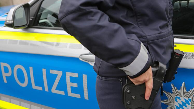 Mit nacktem Oberk&ouml;rper und mit einem Speer bewaffnet zog ein 31-J&auml;hriger am Samstag durch Aschaffenburg. Dort wurde er von der Polizei aufgegriffen. Er muss sich wegen Bedrohung verantworten. Symbolfoto: RiegerPress