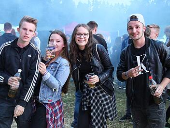Partygänger im Nirgendwo: Eric, Sina, Alina und Christoph (von links) sind begeistert von der Festival-Atmosphäre nahe Lochau. Fotos: Katharina Müller-Sanke
