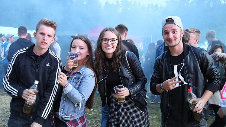 Partygänger im Nirgendwo: Eric, Sina, Alina und Christoph (von links) sind begeistert von der Festival-Atmosphäre nahe Lochau. Fotos: Katharina Müller-Sanke