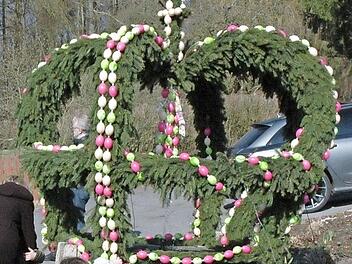 Der Eselsbunnen in Neu- und Neershof ist wieder &ouml;sterlich geschm&uuml;ckt.  Foto: Edwin Mei&szlig;inger