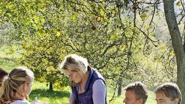 Picknick auf der klösterlichen Streuobstwiese Foto: A. F. Endress