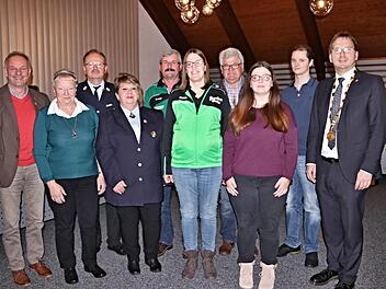 Für ihr Engagement ehrte die Marktgemeinde Maroldsweisach mehrere Bürger. Im Bild von links Zweiter Bürgermeister Harald Deringer, Helga Arnold, Robert Müller, Susanne Eckl, Erich Schwab, Kerstin Schneider, Eberhard Vogel, Jessica Gottschlich, Marion Kriegsmann und Bürgermeister Wolfram Thein.Helmut Will