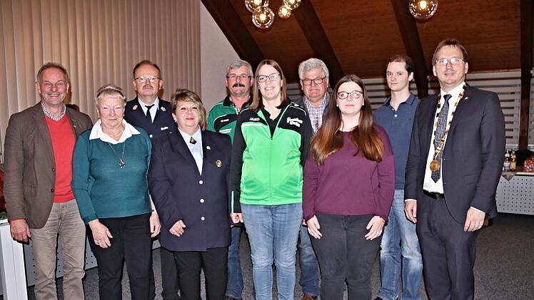 Für ihr Engagement ehrte die Marktgemeinde Maroldsweisach mehrere Bürger. Im Bild von links Zweiter Bürgermeister Harald Deringer, Helga Arnold, Robert Müller, Susanne Eckl, Erich Schwab, Kerstin Schneider, Eberhard Vogel, Jessica Gottschlich, Marion Kriegsmann und Bürgermeister Wolfram Thein.Helmut Will