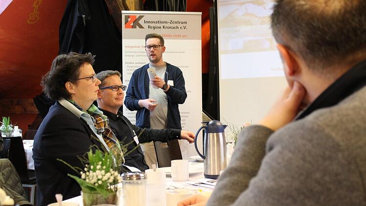 Ein paar "Sies" sind Referent Stefan Gagel (Mitte) aus Versehen herausgerutscht: Beim IZK-Unternehmerfrühstück ging es in diesem Jahr um Anredeformen im Joballtag. Die Baur-Group schwört seit drei Jahren auf das Duzen unter Kollegen. Foto: Teresa Hirschberg