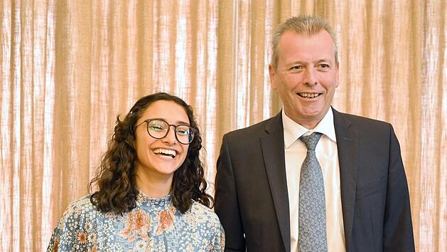 Das neue N&uuml;rnberger Christkind, Benigna Munsi und N&uuml;rnbergs Oberb&uuml;rgermeister Ulrich Maly (SPD)  traten gemeinsam vor die Presse. Grund daf&uuml;r war ein vorangegangener rassistischer Post des AfD-Kreisverbands M&uuml;nchen-Land. Foto: Nicolas Armer/dpa