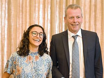 Das neue N&uuml;rnberger Christkind, Benigna Munsi und N&uuml;rnbergs Oberb&uuml;rgermeister Ulrich Maly (SPD)  traten gemeinsam vor die Presse. Grund daf&uuml;r war ein vorangegangener rassistischer Post des AfD-Kreisverbands M&uuml;nchen-Land. Foto: Nicolas Armer/dpa