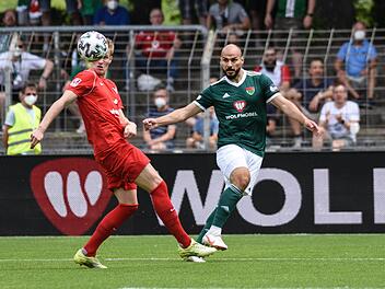 Unter strenger Bewachung: Schweinfurts Adam Jabiri (rechts) blieb gegen Havelse ein Tor vergönnt. Foto: Ryan Evans