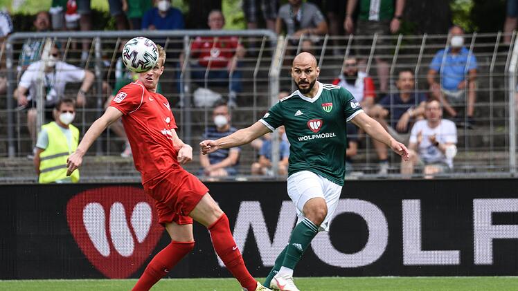 Unter strenger Bewachung: Schweinfurts Adam Jabiri (rechts) blieb gegen Havelse ein Tor vergönnt. Foto: Ryan Evans