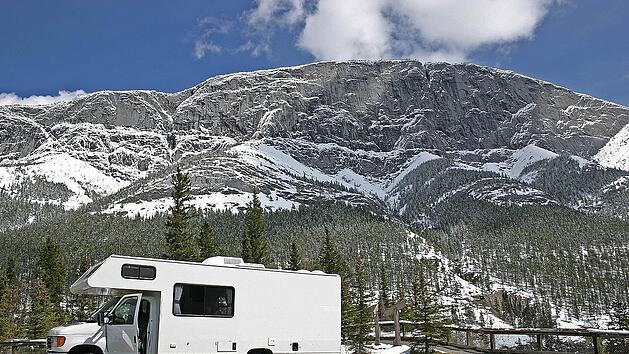 Wintercamping mit dem Wohnmobil in den Bergen.