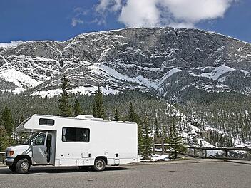 Wintercamping mit dem Wohnmobil in den Bergen.