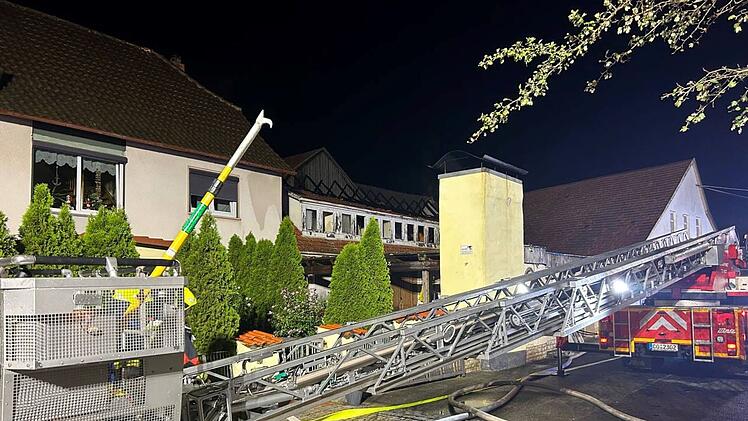Frohnlach: Feuerwehr-Großeinsatz bei brennender Scheune - 170 Kräfte im Einsatz