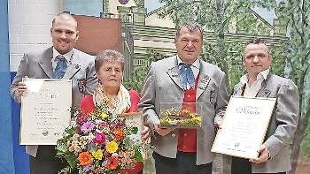 Zweiter Vorsitzender Andreas Partsch (von links), Ehren-Kassiererin Gertrud M&uuml;tzel, Ehrenvorsitzender Eugen Pfeffermann und Dirigent Stefan Roth.