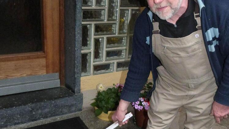 Schreinermeister Reinhard Jahreis zeigt, dass beim Hochwasser 2006 das Wasser bis zur ersten Stufe anstand. Foto: Werner Reißaus