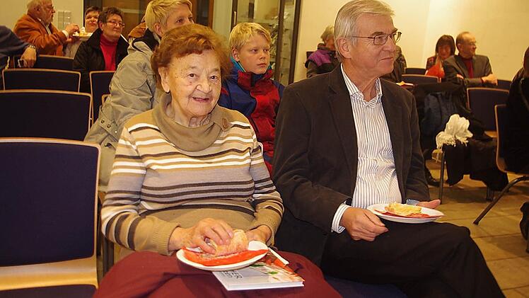 Nicht nur drüber schreiben, sondern auch probieren (von links): Katharina Blinzer und Hans Blinzler lassen sich leckere Blöcher schmecken.