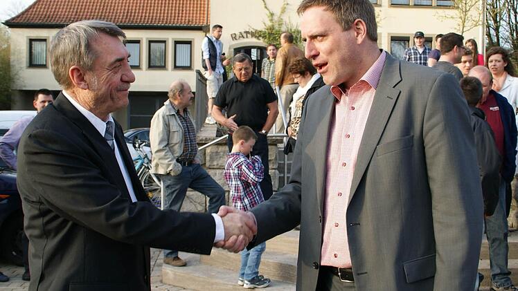 Am 1. Mai wird Oskar Ebert (links) die Bürgermeisterkette und sein Amt nach 24 Jahren an Matthias Bäuerlein übergeben. Der 40-Jährige gewann die Stichwahl in Rauhenebrach mit 17 Stimmen Vorsprung vor seinem Mitbewerber Alexander Leicht.