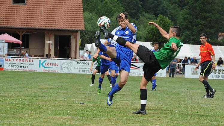 Szene aus dem Spiel des FC 05 Schweinfurt (grüne Trikots) gegen die Bayernauswahl (0:1).