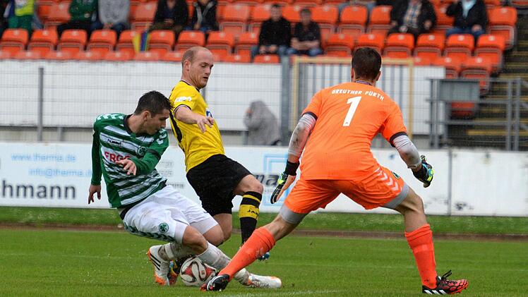 Der Bayreuther Mino Kayser (Mitte) wird vom Fürther Johannes Golla (links) gestoppt. Rechts Fürths Torwart Bastian Lerch.