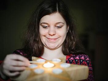 Iris Zinkand zeigt einen Holzstern, in dem Trauernde je eine Kerze als symbolisches Licht für die verschiedenen Lieben entzünden.  Foto: Hendrik Steffens