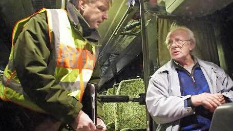 Der Polizist Wolfgang Schramm (links) fragt Busfahrer Ottmar Hüttner nach dessen Unterlagen.