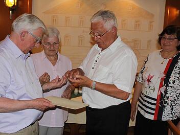 Chorleiter Horst Wunder wurde für 50 Jahre als aktiver Sänger ausgezeichnet. Mit im Bild (von links) die bisherige Vorsitzende Eva-Maria Wachter, der Vorsitzende des Fränkischen Sängerbundes, Bernhard Zipfel und die neue Vorsitzende Irene Kuhnlein. Foto: Michael Wunder