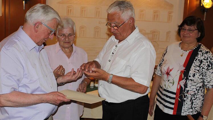 Chorleiter Horst Wunder wurde für 50 Jahre als aktiver Sänger ausgezeichnet. Mit im Bild (von links) die bisherige Vorsitzende Eva-Maria Wachter, der Vorsitzende des Fränkischen Sängerbundes, Bernhard Zipfel und die neue Vorsitzende Irene Kuhnlein. Foto: Michael Wunder