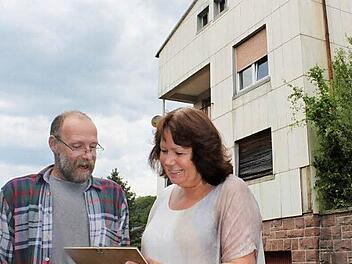 Wolfgang Eibach und Marianne Rößer trafen sich nach 40 Jahren vor der ehemaligen Wäschefabrik Petzoldt wieder und tauschten Erinnerungen aus. Foto: Thomas Mäuser