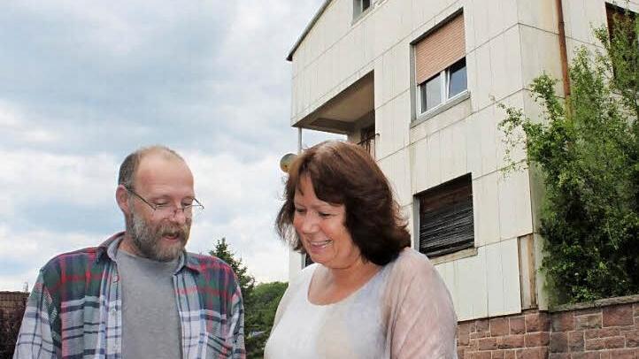 Wolfgang Eibach und Marianne Rößer trafen sich nach 40 Jahren vor der ehemaligen Wäschefabrik Petzoldt wieder und tauschten Erinnerungen aus. Foto: Thomas Mäuser