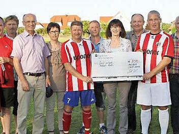 Sponsoren und Organisatoren unter sich, v. l.: Josef Brand, Zweiter DJK-Vorstand Thomas Persch, Schirmherr Landrat Wilhelm Schneider, Monika Betz, Horst Hartmann, Roland Kimmel (spendete 1000 Euro), Heike Hau (Firma Uponor), Organisator Werner Griebel, Uwe Ernst, DJK-Vorsitzender Bernd Riedlmeier Fotos: Günther Geiling