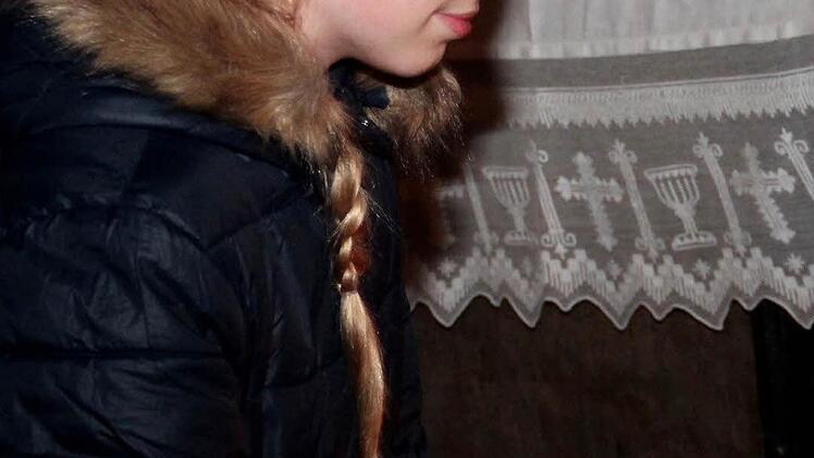 Annika bringt ihre Kerze zum AltarFoto: Johanna Blum