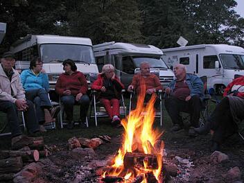 Bei den vielen Treffen der Anhänger des Reisemobil-Stammtisches Hammelburg hat auch die Geselligkeit ihren Stellenwert. Wie hier am Stellplatz der Naturfreunde Haßfurt, wo es sich die Teilnehmer am Lagerfeuer gemütlich machten. Foto: Karlheinz Franz