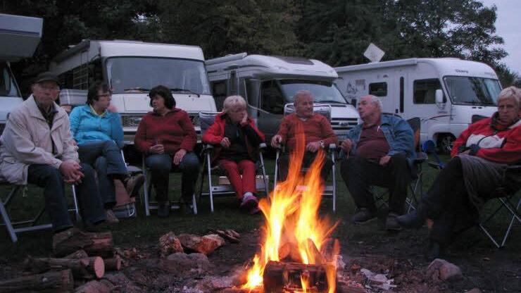 Bei den vielen Treffen der Anhänger des Reisemobil-Stammtisches Hammelburg hat auch die Geselligkeit ihren Stellenwert. Wie hier am Stellplatz der Naturfreunde Haßfurt, wo es sich die Teilnehmer am Lagerfeuer gemütlich machten. Foto: Karlheinz Franz