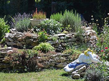 Die Kräuterspirale der Traumgarten AG ist mit Feldsteinen trocken gemauert. In den Spalten, die vielen Nützlingen Unterschlupf bieten, fühlen sich genügsame Steingewächse wohl. Foto: Dagmar Besand