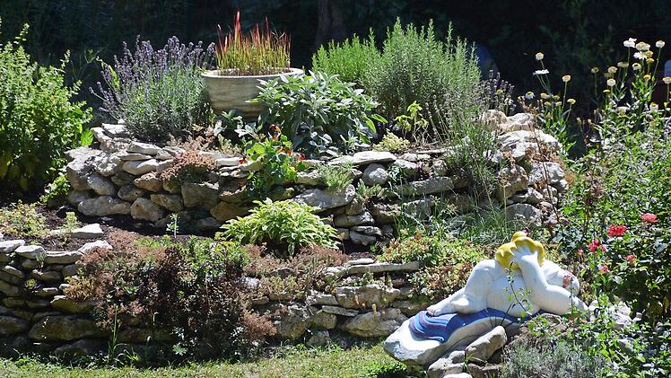 Die Kräuterspirale der Traumgarten AG ist mit Feldsteinen trocken gemauert. In den Spalten, die vielen Nützlingen Unterschlupf bieten, fühlen sich genügsame Steingewächse wohl. Foto: Dagmar Besand