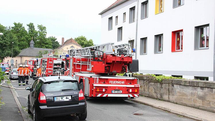 Großaufgebot an Feuerwehrfahrzeugen an der Schule  Foto: Friedwald Schedel