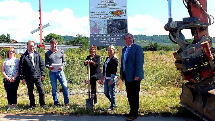 Den Spatenstich vollzogen (von links): Kim und Peter Ruck, Wilhelm Dinkel, Semire Demir, Nadine Prill und Bernhard Ruß.  Foto: Alfons Beuerlein