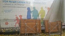 F&uuml;r mehr Leben in der Innenstadt werben die zusammengeklappten Tische nicht.  Foto: Roland Betz