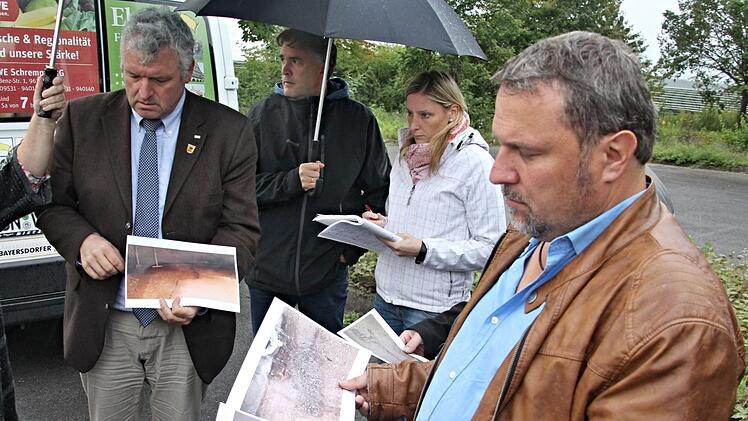 Um sich eine Vorstellung von den Sanierungsmaßnahmen des Rückhaltebeckens in der ehemaligen Kaserne machen zu können, wurden Fotos gezeigt. Diese begutachten (von rechts) Stadtrat Philipp Arnold, Ute Barthelmann, 2. Bürgermeister Harald Pascher und Bürgermeister Jürgen Hennemann. Foto: Helmut Will