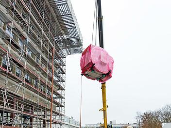 Am Haken: Der Magnet für das neue MRT-Gerät Siemens Magnetom Sola schwebt ins Untergeschoss des Internistischen Zentrums.  Foto: Michael Rabenstein/Uni-Klinikum Erlangen