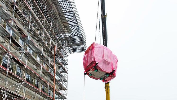 Am Haken: Der Magnet für das neue MRT-Gerät Siemens Magnetom Sola schwebt ins Untergeschoss des Internistischen Zentrums.  Foto: Michael Rabenstein/Uni-Klinikum Erlangen