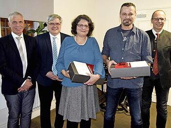 Blutspenderehrung mit (linkes Foto v. l.) Bürgermeister Gregor Friedlein-Zech, BRK-Kreisgeschäftsführer Thomas Petrak, Carmen Ahles, Udo Denscheilmann, Landrat Christian Meißner. Auszeichnung verdienter Feuerwehrkameraden (Foto rechts v. l.): Gregor Friedlein-Zech, Kreisbrandrat Timm Vogler, Heinz Beetz, Kreisbrandinspektor Hermann Schuberth, Klaus Wendler, Christian Meißner