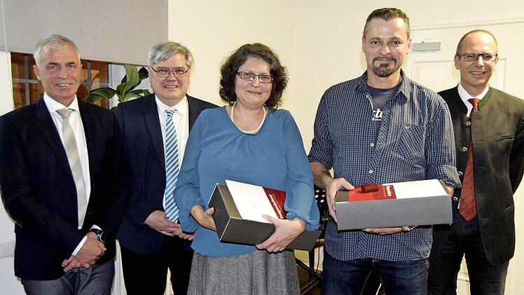 Blutspenderehrung mit (linkes Foto v. l.) Bürgermeister Gregor Friedlein-Zech, BRK-Kreisgeschäftsführer Thomas Petrak, Carmen Ahles, Udo Denscheilmann, Landrat Christian Meißner. Auszeichnung verdienter Feuerwehrkameraden (Foto rechts v. l.): Gregor Friedlein-Zech, Kreisbrandrat Timm Vogler, Heinz Beetz, Kreisbrandinspektor Hermann Schuberth, Klaus Wendler, Christian Meißner