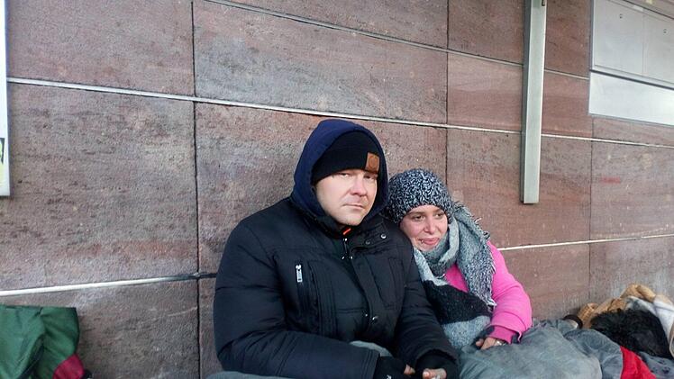 Obdachlos in Nürnberg: Jacky und Andy müssen auch bei eisigen Temperaturen auf der Straße schlafen. Foto: Fabio Cavallini