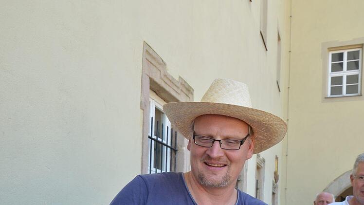 Archäologe Marco Goldhausen mit Fundstücken