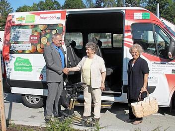 Das Foto zeigt Bürgermeister Robert Hümmer (links), als er bei der Jungfernfahrt im Jahre 2016 die ersten Passagiere des Bürgerbusses begrüßte. Foto: Stephan Stöckel