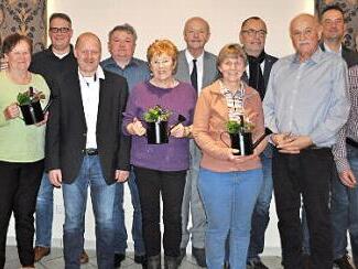 Die neue Vereinsführung von links: Christine Zipfel, Alexandra Rebhan, Anna-Maria Weiß, Markus Lilie, Andreas Pfarrdrescher. Vertreter des Kreisverbandes Helmut Reinhardt, Elfriede Bechmann, Joseph Hetzel, Gisela Greiner, Bürgermeister Jürgen Kohmann, Johann Hetzel, Tobias Dusold und Ludwig Röder Foto: privat