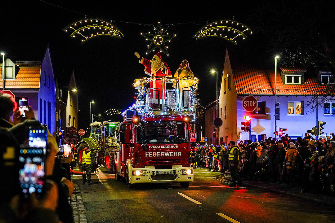 Liebevoll geschmückte und beleuchtete Traktoren gab es zu bestaunen.